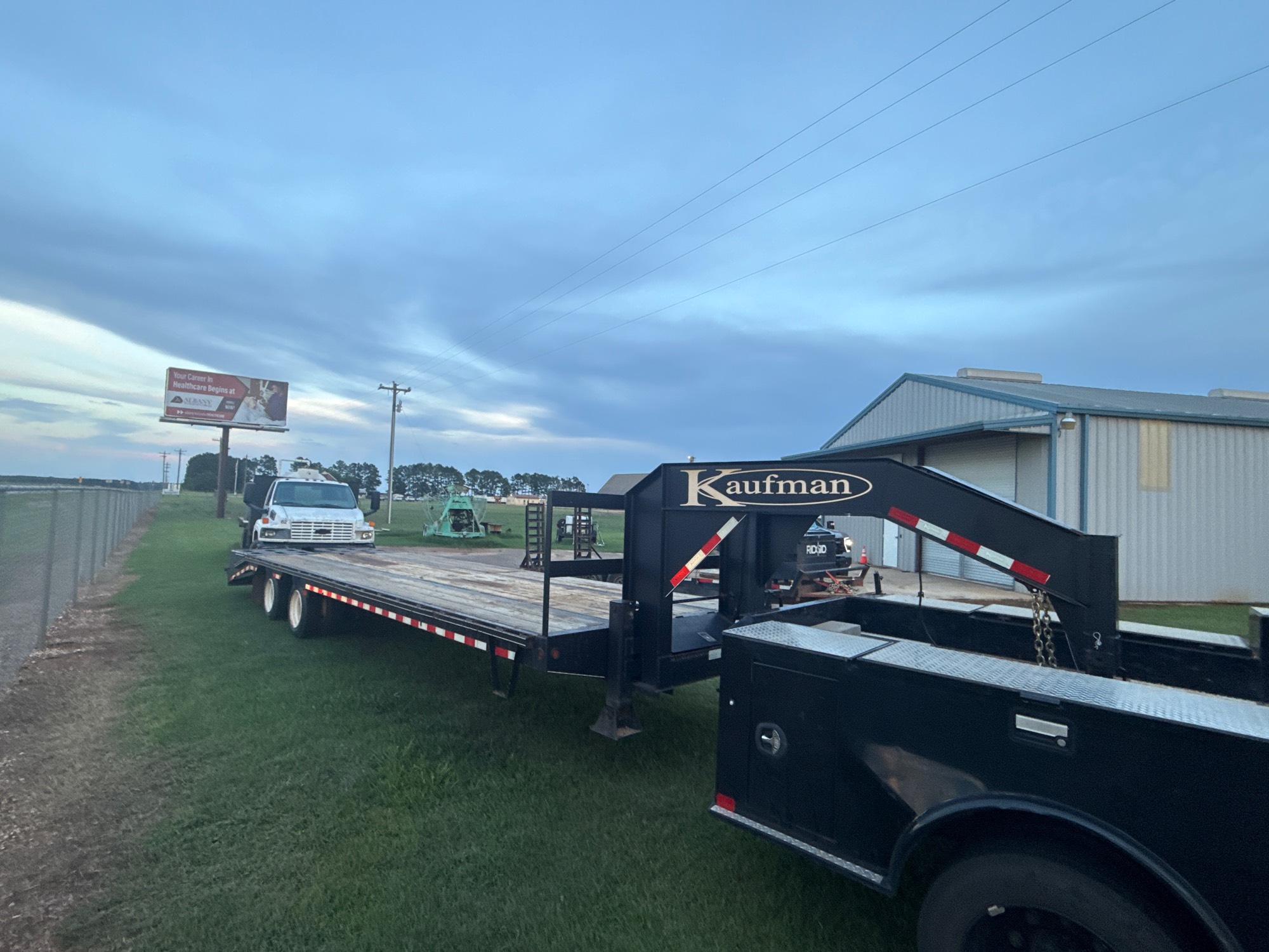 2021 Kaufman 25' Tilt Deck Gooseneck Trailer