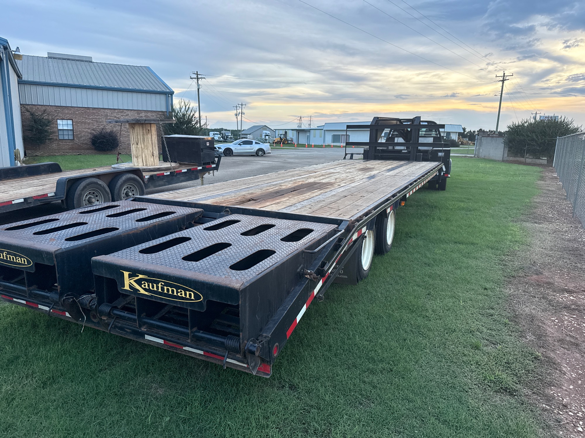 2021 Kaufman 25' Tilt Deck Gooseneck Trailer