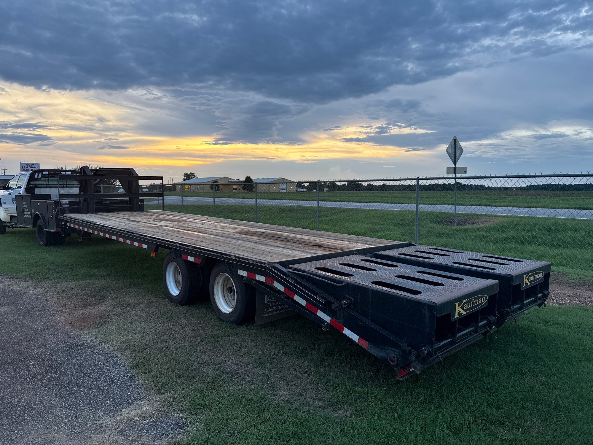 2021 Kaufman 25' Tilt Deck Gooseneck Trailer